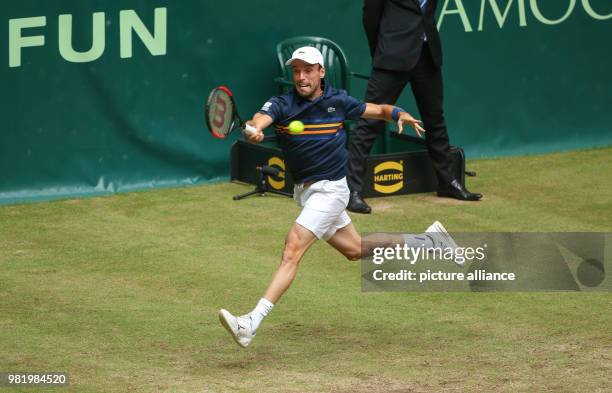 June 2018, Germany, Halle: Tennis, ATP-Tour, Singles, Men, Semi-Finals: Roberto Bautista Agut from Spain in action against Coric from Croatia. Photo:...