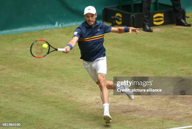 June 2018, Germany, Halle: Tennis, ATP-Tour, Singles, Men, Semi-Finals: Roberto Bautista Agut from Spain in action against Coric from Croatia. Photo:...