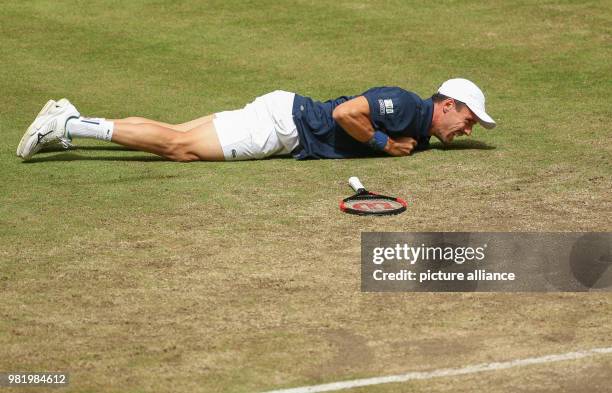 June 2018, Germany, Halle: Tennis, ATP-Tour, Singles, Men, Semi-Finals: Roberto Bautista Agut from Spain lies on the ground with an injury during his...