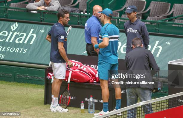 June 2018, Germany, Halle: Tennis, ATP-Tour, Singles, Men, Semi-Finals: Roberto Bautista Agut from Spain gives up his match against Borna Coric from...