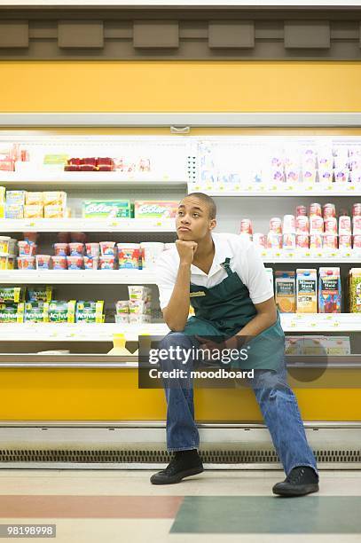 teenage supermarket employee - baseball cleats fotografías e imágenes de stock
