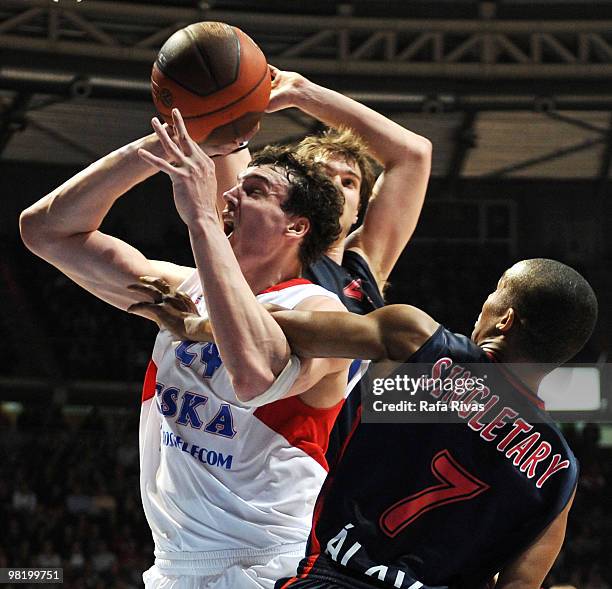 Sasha Kaun, #24 of CSKA Moscow competes with Tiago Splitter, #21 and Sean Singletary, #7 of Caja Laboral during the Euroleague Basketball 2009-2010...