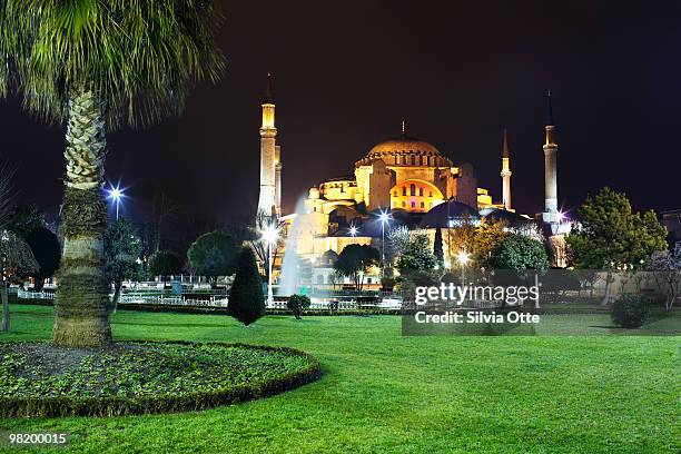 sultanahmet square and hagia sophia - sultanahmet-viertel stock-fotos und bilder