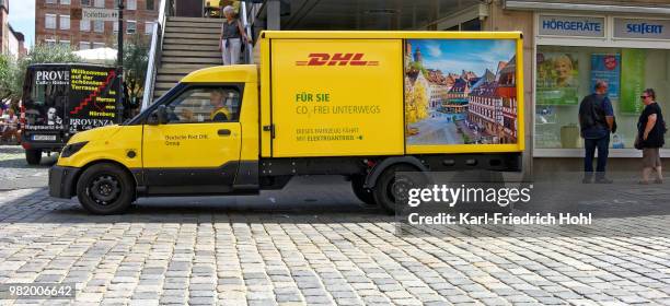 deutsche post elektrofahrzeug - streetscooter - nürnbergpanorama stock-fotos und bilder