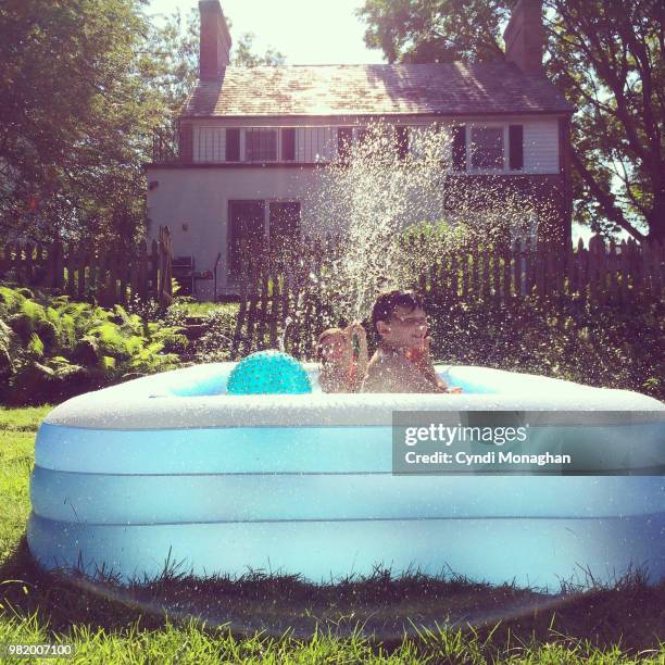 backyard swimming pool - swimming tube stockfoto's en -beelden