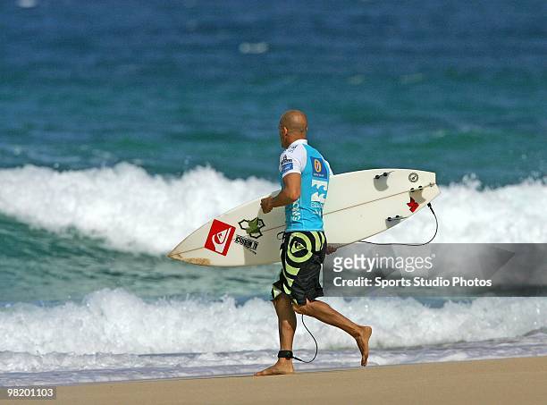 Surfer Kelly Slater prepares to ride a wave at the Billabong Pipeline Masters on the North Shore, Hawaii on December 18, 2007 on Oahu, Hawaii.