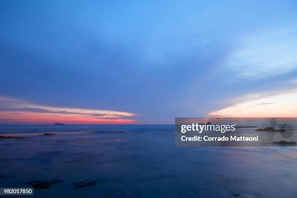 sea sunset - mar de liguria fotografías e imágenes de stock