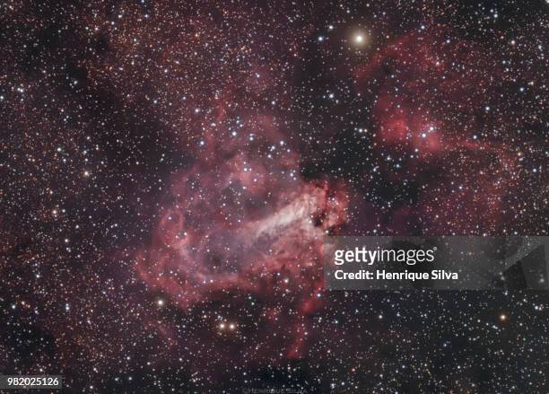 the omega nebula - m17 - nebulosa del águila fotografías e imágenes de stock