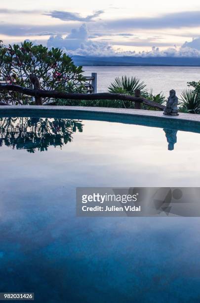 piscine avec vue sur la mer - piscine stock pictures, royalty-free photos & images