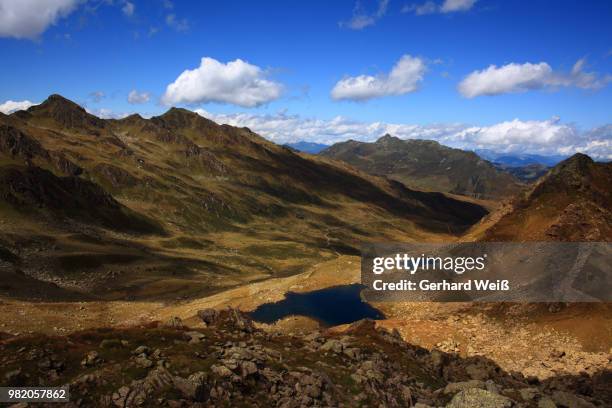 dark mountain lakes - weiß foto e immagini stock