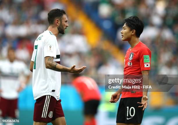 Edson Alvarez of Mexico argues wth Ki Sung-Yueng and Lee Seung-Woo of Korea Republic during the 2018 FIFA World Cup Russia group F match between...