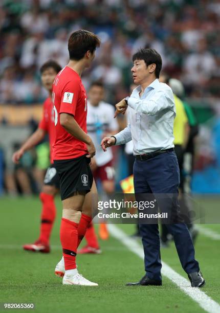 Shin Tae-Yong, Manager of Korea Republic talks to Ki Sung-Yueng during the 2018 FIFA World Cup Russia group F match between Korea Republic and Mexico...