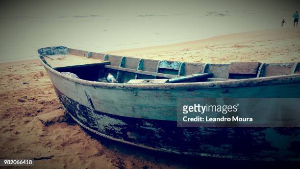 barco na areia - areia stock pictures, royalty-free photos & images
