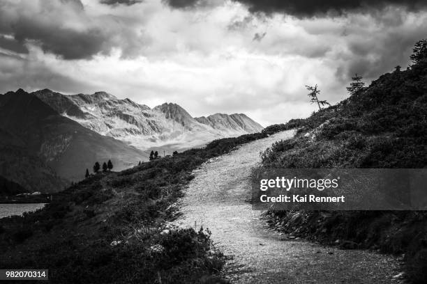 wanderweg - wanderweg stockfoto's en -beelden