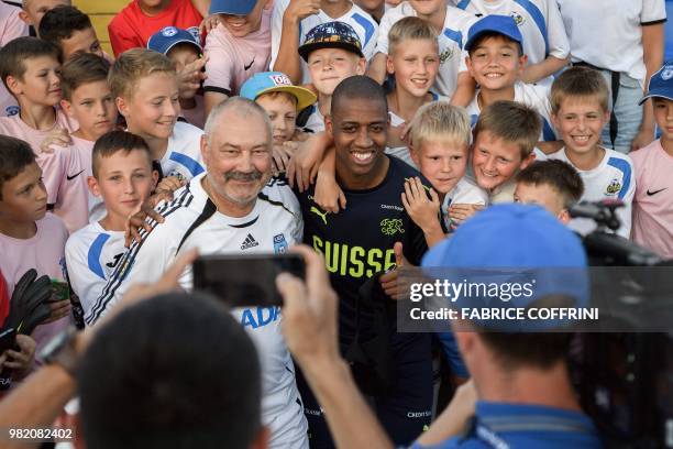 Switzerland's midfielder Gelson Fernandes poses with local young football players during a training session in Tolyatti, also known as Togliatti on...