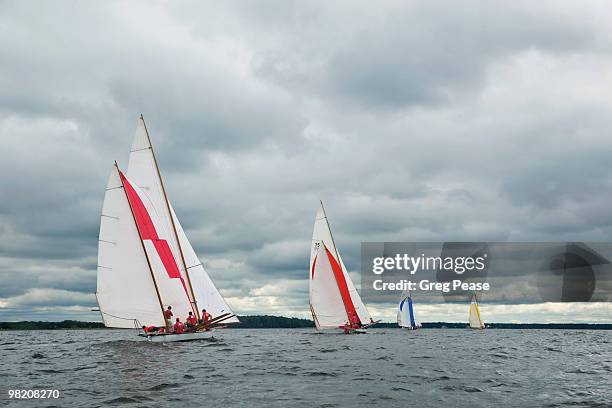 log canoe sailing regatta - greg pease stock-fotos und bilder