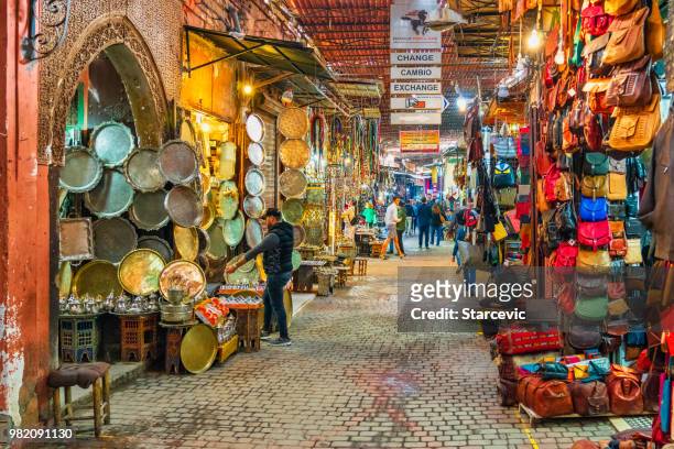 calle muy transitada en los zocos de marrakech, marruecos - marrakesh fotografías e imágenes de stock
