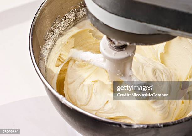 mixer battersi giallo torta dolci - glassa foto e immagini stock