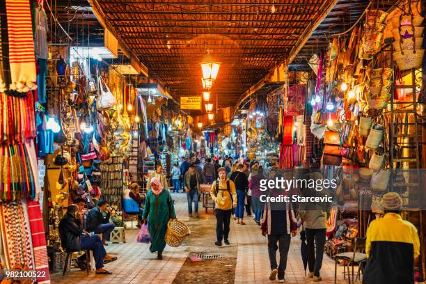 drukke straat in de souks van marrakech, marokko - marrakesh stockfoto's en -beelden