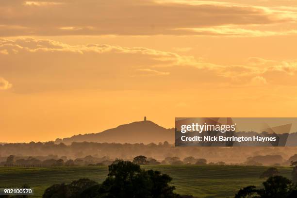 glastonbury tor sunset - nick haynes stock pictures, royalty-free photos & images