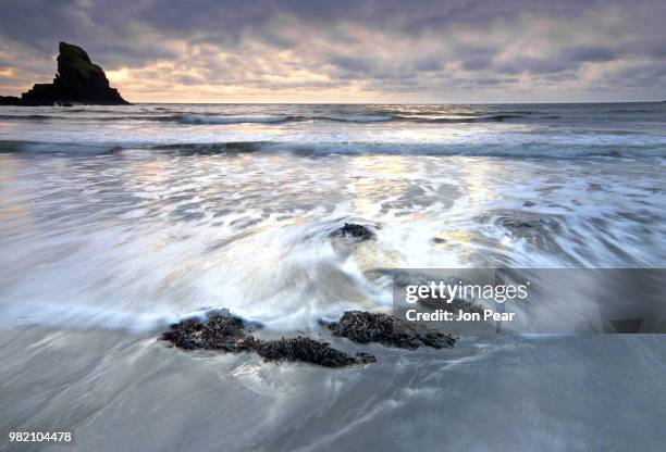 talisker ebb tide - ebb tide stock pictures, royalty-free photos & images