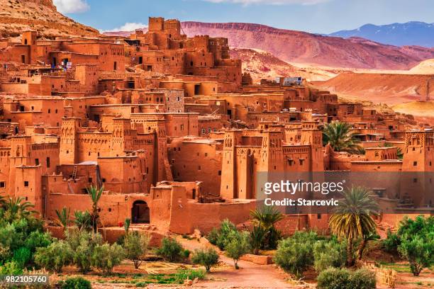 ait benhaddou - oude stad in marokko noord-afrika - village stockfoto's en -beelden