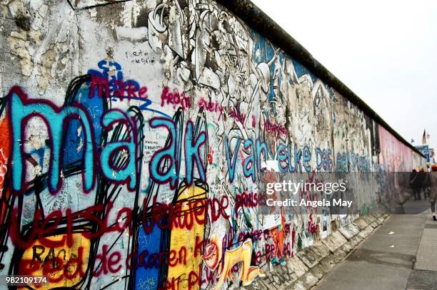 berlin wall detail - the year 2014 marks the 25th anniversary of the fall of the berlin wall stockfoto's en -beelden