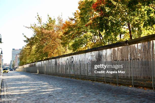 berlin wall detail - the year 2014 marks the 25th anniversary of the fall of the berlin wall stockfoto's en -beelden