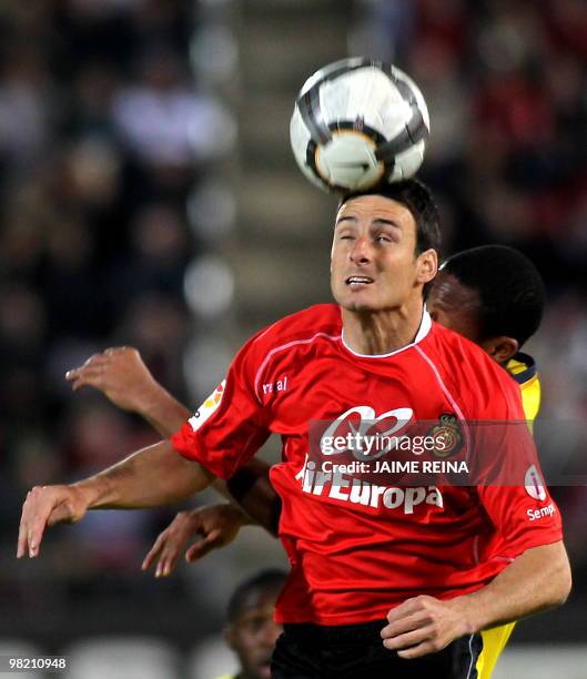 Mallorca's forward Aritz Aduriz vies with Barcelona's Malian midfielder Seydou Keita during their Spanish league football match on March 27, 2010 at...