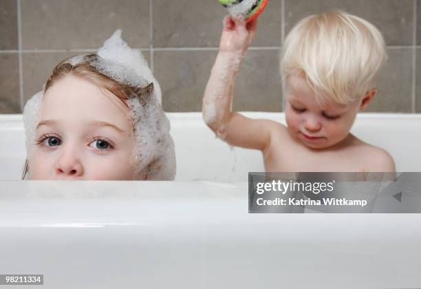 little girl and boy in bathtub. - katrina wittkamp - fotografias e filmes do acervo