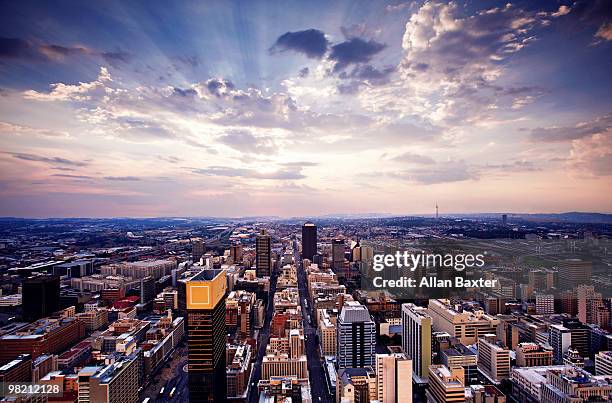 skyline of johannesburg - república de sudáfrica fotografías e imágenes de stock