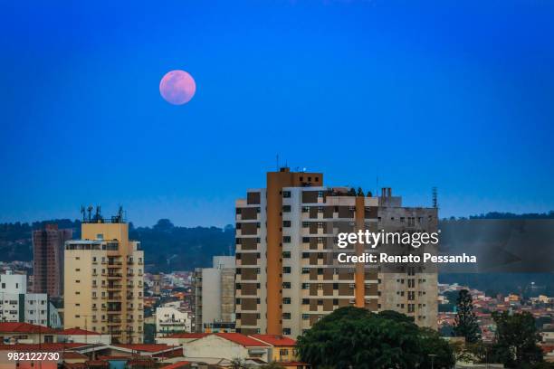 lua em sorocaba / moon - lua stock pictures, royalty-free photos & images