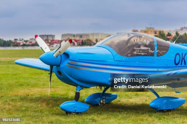 blue plane - propeller plane stock-fotos und bilder