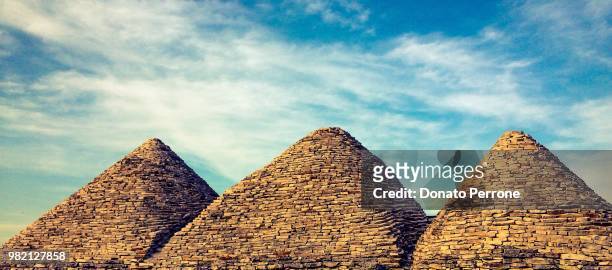 le piramidi della murgia - piramidi stock pictures, royalty-free photos & images
