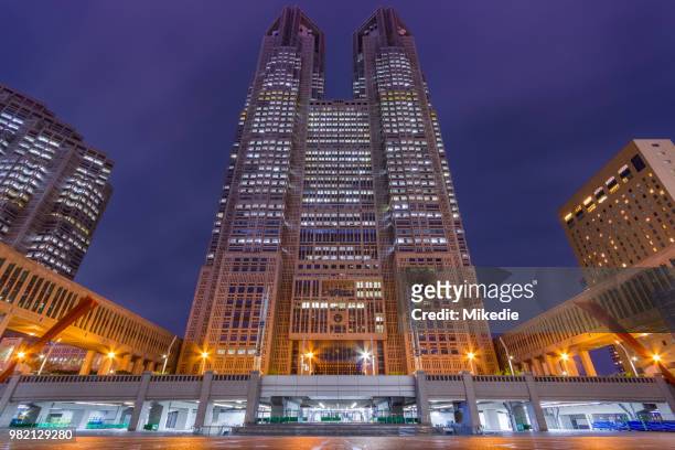 tokyo metropolitan government building - nishi shinjuku fotografías e imágenes de stock