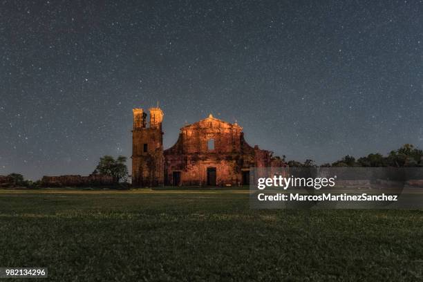 nacht foto van de ruïnes van são miguel das missões, rio grande do sul, brazilië - rio grande do sul stockfoto's en -beelden