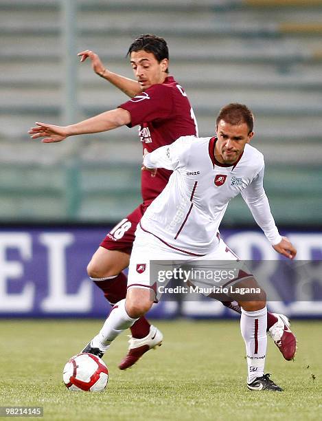 Carlos Valdez of Reggina Calcio is challenged by Francesco Caputo of Salernitana Calcio during the Serie B match between Salernitana Calcio and...