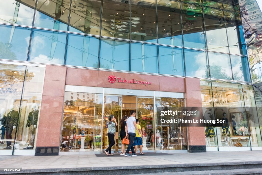 Saigon Centre Vans Takashimaya Walking Store Fashion Valley 1+