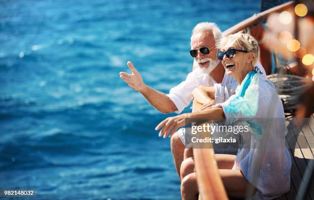 senior paar op een zeilen cruise. - cruise stockfoto's en -beelden