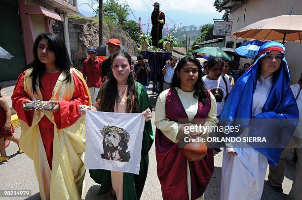 Catholic faithfuls take part in the Good Friday procession, in Santa Barbara, Honduras, April 2, 2010. AFP PHOTO/Orlando SIERRA