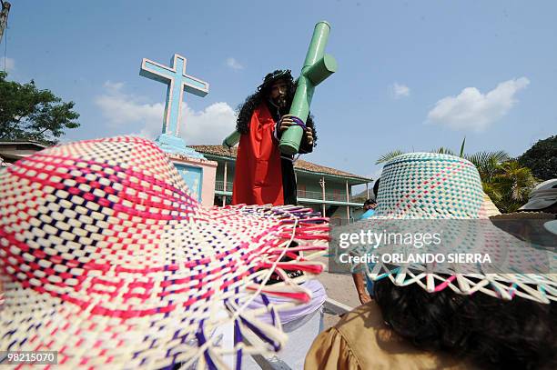 Catholic faithfuls take part in the Good Friday procession, in Santa Barbara, Honduras, April 2, 2010. AFP PHOTO/Orlando SIERRA