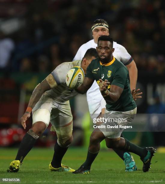 Siya Kolisi of South Africa passes the ball as Nathan Hughes looks on during the third test match between South Africa and England at Newlands...