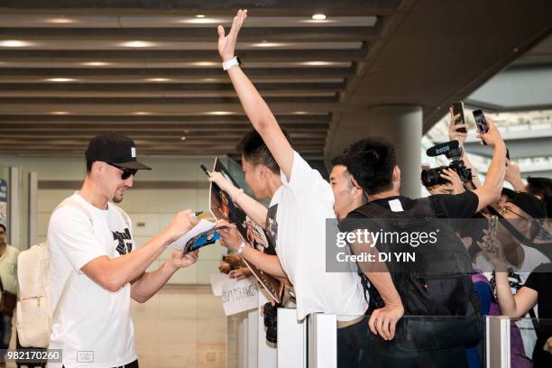 Player Klay Thompson of the Golden State Warriors arrives at Beijing Capital International Airport on June 24, 2018 in Beijing, China.