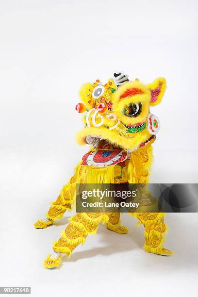 chinese traditional lion dancing - imitazione-di-animali foto e immagini stock