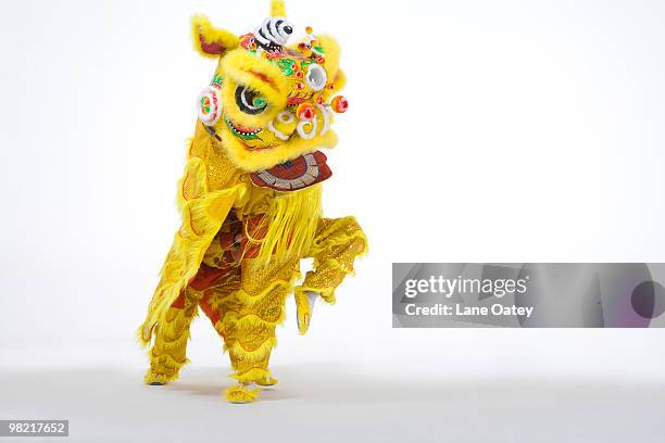 chinese traditional lion dancing - imitazione-di-animali foto e immagini stock