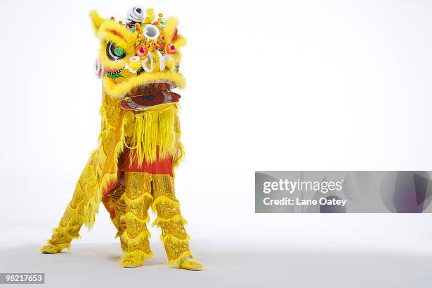 chinese traditional lion dancing - djurimitation bildbanksfoton och bilder