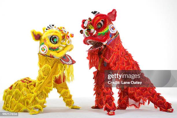 chinese traditional lion dancing - imitazione-di-animali foto e immagini stock