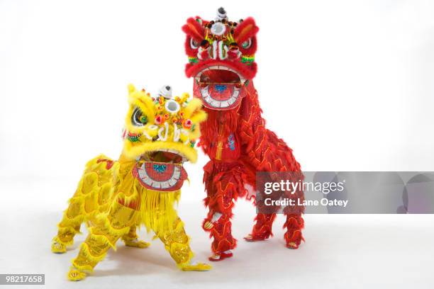 chinese traditional lion dancing - imitazione-di-animali foto e immagini stock