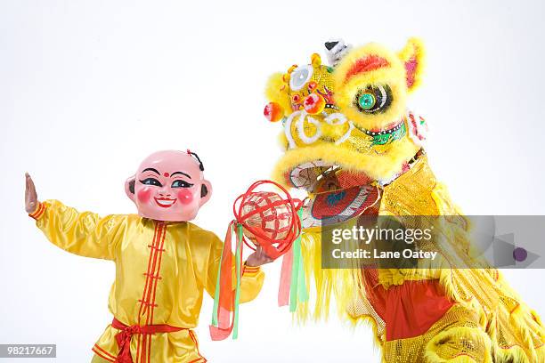 chinese traditional lion dancing - imitant un animal photos et images de collection