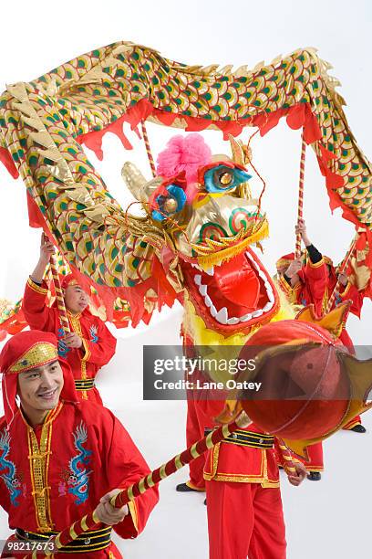 chinese traditional lion dancing - imitant un animal photos et images de collection